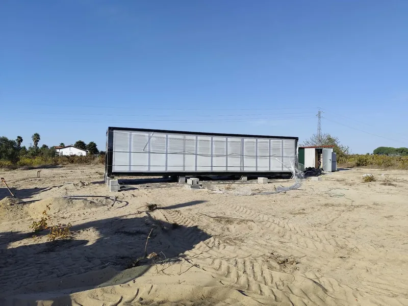 Casa modular colocada sobre apoios no terreno de instalação