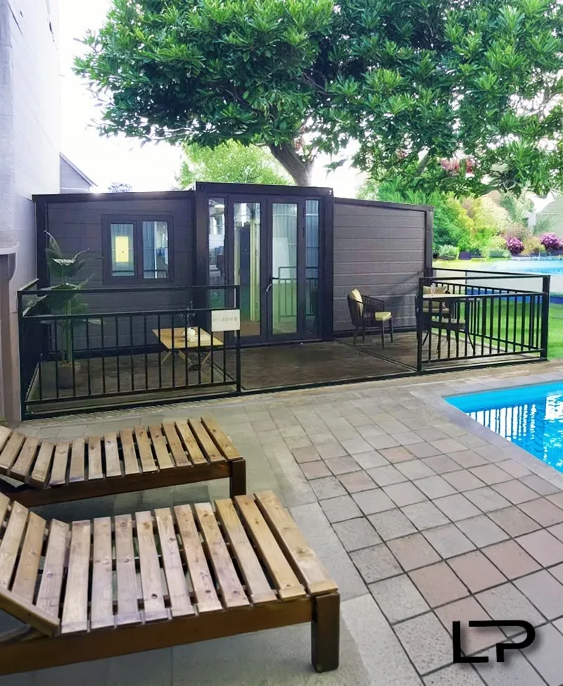 Casa modular junto a uma piscina e zona exterior