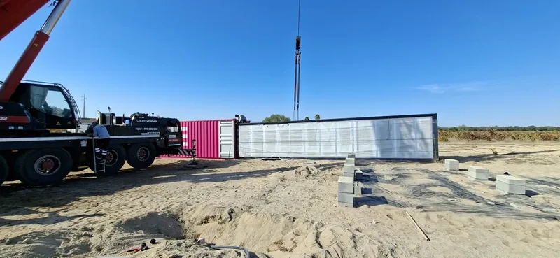 Casa modular a ser colocada sobre apoios no terreno