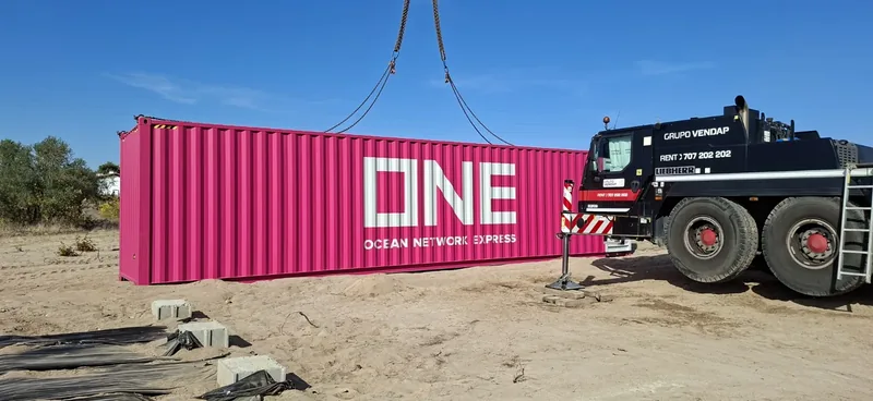 Grua a descarregar um módulo de casa modular no local