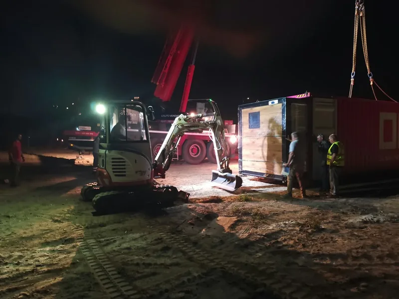 Casa modular a ser descarregada e posicionada com uma grua