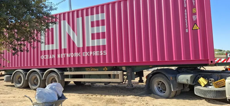 Transporte de um módulo de casa modular até ao local de montagem